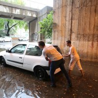 Vozilo u poplavljenom pothodniku