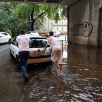Vozilo u poplavljenom pothodniku