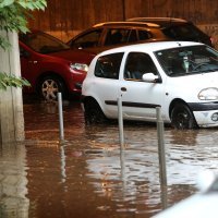 Vozilo u poplavljenom pothodniku