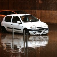 Vozilo u poplavljenom pothodniku