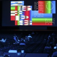 Publika na otvorenju Festivala eksperimentalnog filma i videa 25 FPS