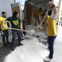 Živi zid istovario je hrpu soli ispred Ministarstva gospodarstva