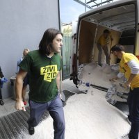 Živi zid istovario je hrpu soli ispred Ministarstva gospodarstva