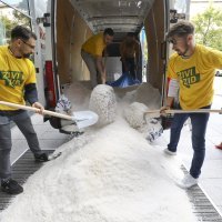 Živi zid istovario je hrpu soli ispred Ministarstva gospodarstva