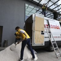 Živi zid istovario je hrpu soli ispred Ministarstva gospodarstva