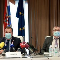 Vili Beroš i Krunoslav Capak na obilježavanju Dana ružičaste vrpce