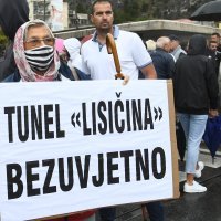 Mještani naselja iz omiškog zaleđa prosvjeduju na mostu u Omišu