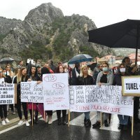 Mještani naselja iz omiškog zaleđa prosvjeduju na mostu u Omišu