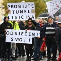 Mještani naselja iz omiškog zaleđa prosvjeduju na mostu u Omišu