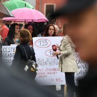 Mještani naselja iz omiškog zaleđa prosvjeduju na mostu u Omišu