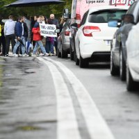 Mještani naselja iz omiškog zaleđa prosvjeduju na mostu u Omišu