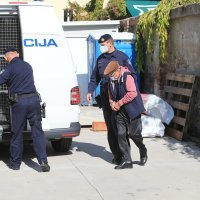 Privođenje dvojice osumnjičenih mještana Negoslavaca za ratni zločin u Ovčari 1991.