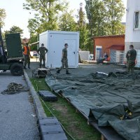 Hrvatska vojska podigla grijane šatore ispred KBC Zagreb