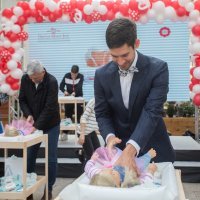 Poznati Riječani u previjaju beba