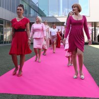 Modna revija članica Udruge P.I.N.K. life na krovu Hitne pomoći