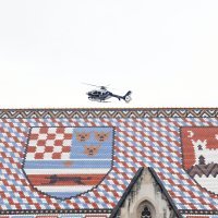 Helikopter policije nadlijeće centar grada nakon napada na policajca