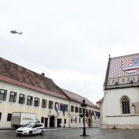 Helikopter policije nadlijeće centar grada nakon napada na policajca