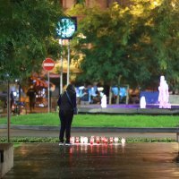 Poruke podrške i svijeće na Britanskom trgu u Zagrebu