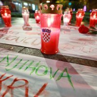 Poruke podrške i svijeće na Britanskom trgu u Zagrebu