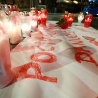 Poruke podrške i svijeće na Britanskom trgu u Zagrebu