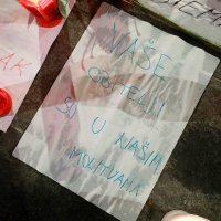 Poruke podrške i svijeće na Britanskom trgu u Zagrebu