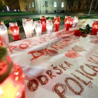 Poruke podrške i svijeće na Britanskom trgu u Zagrebu