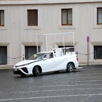 Toyota Mirai kao službeni papamobil