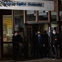 Emmanuel Macron na poprištu terorističkog napada u mjestu Conflans-Saint-Honorine kraj Pariza