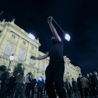 Petak navečer na platou ispred Hrvatskog narodnog kazališta u Zagrebu