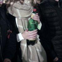 Petak navečer na platou ispred Hrvatskog narodnog kazališta u Zagrebu