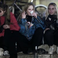 Petak navečer na platou ispred Hrvatskog narodnog kazališta u Zagrebu