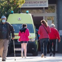 Atmosfera ispred zgrade KBC Split