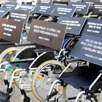 Na Trgu bana Jelačića postavljena invalidska kolica povodom Dana sigurnosti cestovnog prometa