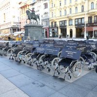 Na Trgu bana Jelačića postavljena invalidska kolica povodom Dana sigurnosti cestovnog prometa