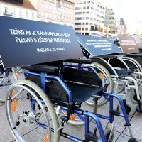 Na Trgu bana Jelačića postavljena invalidska kolica povodom Dana sigurnosti cestovnog prometa