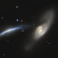 Svemirska prskalica (NGC 2799 i NGC 2798)
