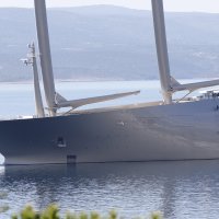 Luksuzna jedrilica ruskog milijaredera usidrena u Brelima