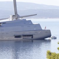 Luksuzna jedrilica ruskog milijaredera usidrena u Brelima