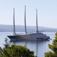 Luksuzna jedrilica ruskog milijaredera usidrena u Brelima