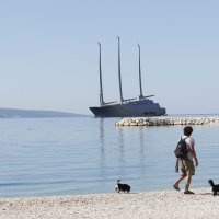 Luksuzna jedrilica ruskog milijaredera usidrena u Brelima