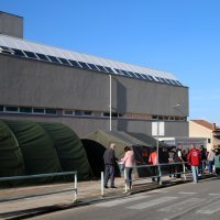 U Šibeniku građani čekaju u redu za testiranje na koronavirus