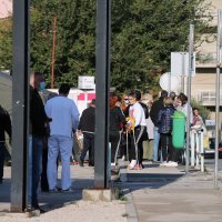 U Šibeniku građani čekaju u redu za testiranje na koronavirus