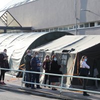 U Šibeniku građani čekaju u redu za testiranje na koronavirus