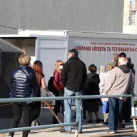 U Šibeniku građani čekaju u redu za testiranje na koronavirus
