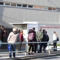 U Šibeniku građani čekaju u redu za testiranje na koronavirus