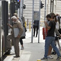 Građani nose maske i na otvorenom