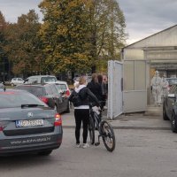 Testiranje na koronavirus na parkiralištu Velesajma