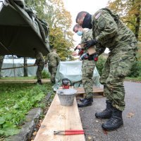 Vojska postavlja šator ispred zgrade Medicinskog fakulteta