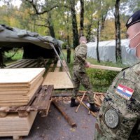 Vojska postavlja šator ispred zgrade Medicinskog fakulteta