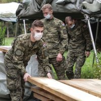 Vojska postavlja šator ispred zgrade Medicinskog fakulteta